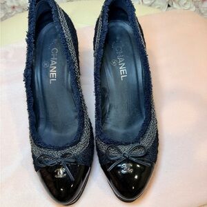 CHANEL Women's Black and Navy Flats